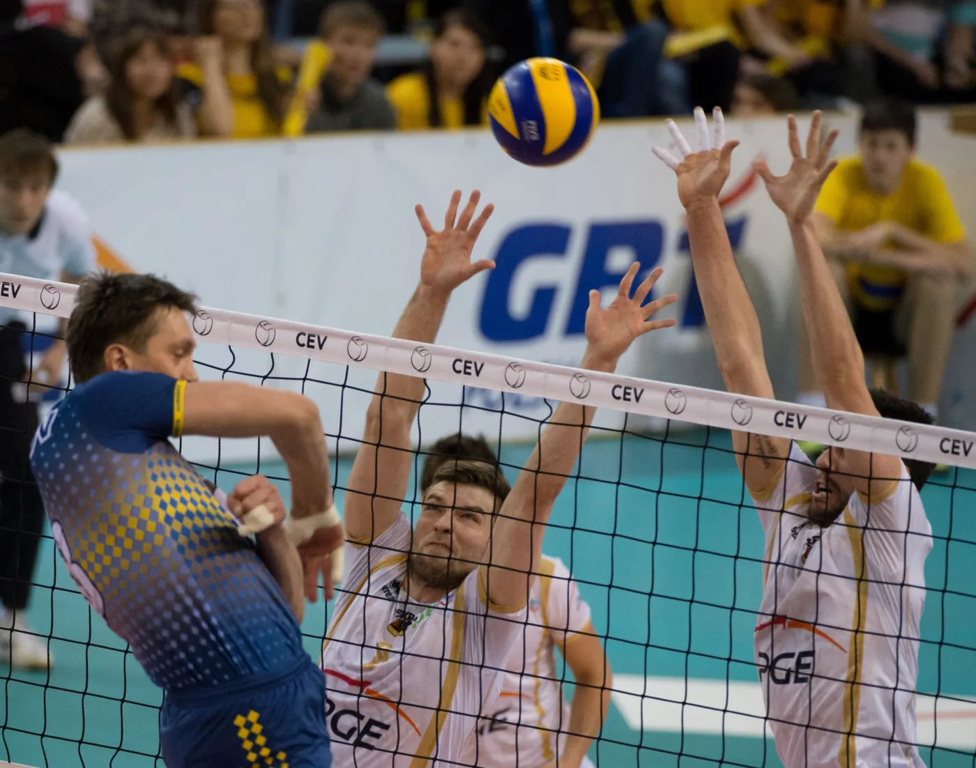 Piłkę zbija atakujący Alexey Kuleshov z Gubernii Niżnyj Nowogorod, blokują po drugiej stronie siatki Andrzej Wrona (C) i Conte Facundo (P) z miejscowej PGE Skry w rewanżowym półfinałowym meczu Pucharu CEV