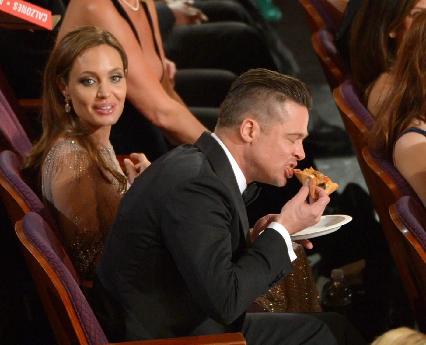 6002135-brad-pitt-zajada-sie-pizza-na.jpg