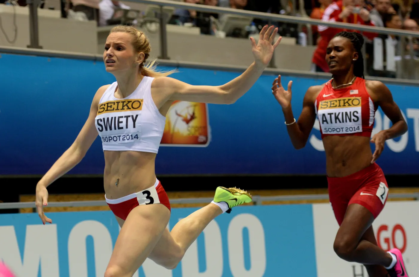 Polka Justyna Święty (L) zajęła czwarte miejsce w finałowym biegu na 400 m podczas halowych lekkoatletycznych mistrzostw świata w sopockiej Ergo Arenie, 8 bm. Z prawej - Amerykanka Joanna Atkins.