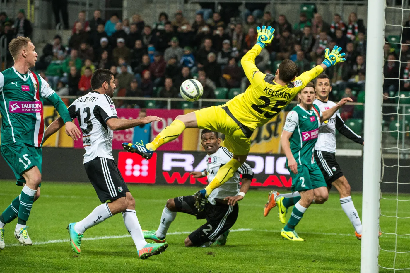 Interwencja bramkarza Śląska Wrocław Mariana Kelemena (C) po strzale Wladimera Dwaliszwili (2-L) z Legii Warszawa podczas meczu polskiej T-Mobile Ekstraklasy
