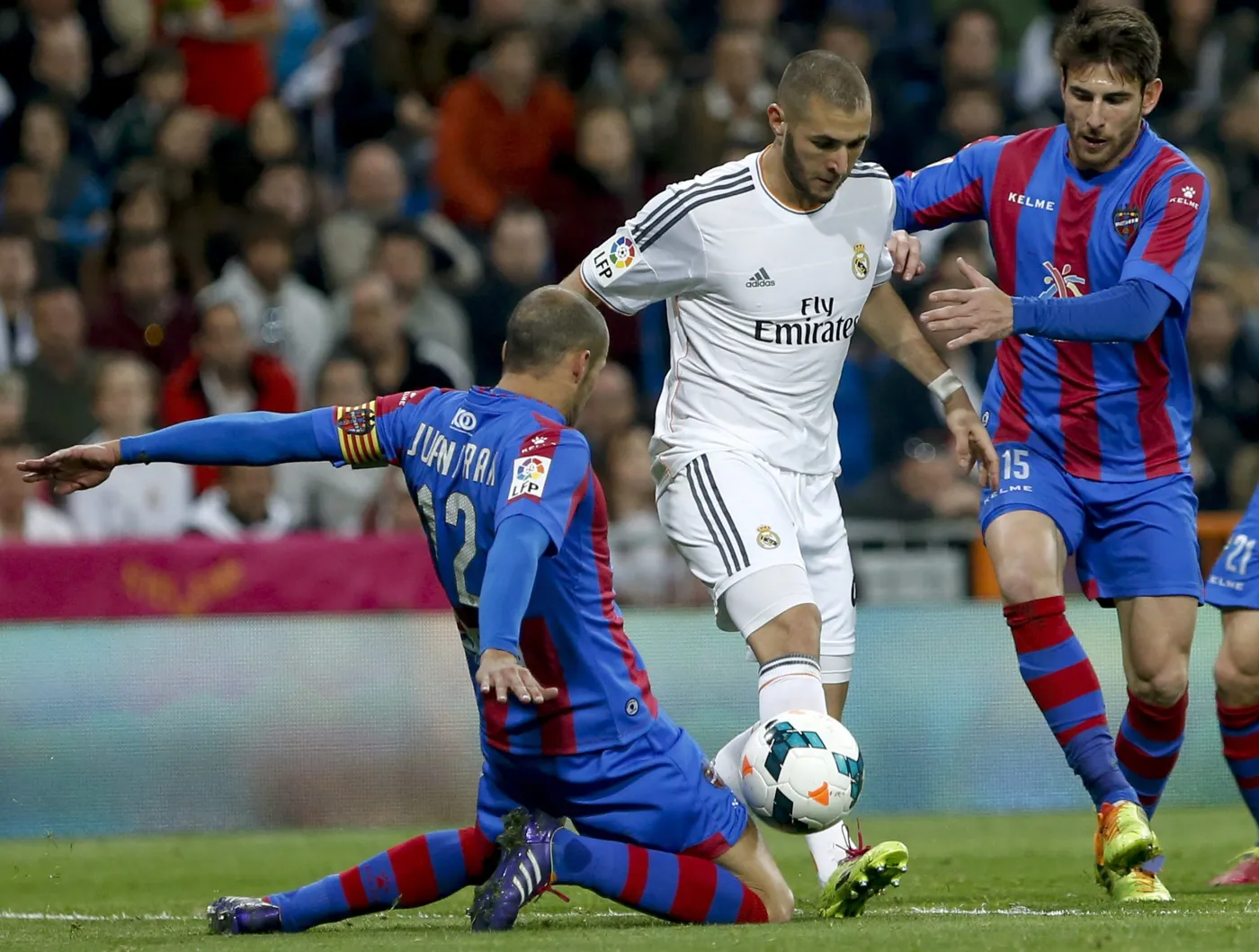 Karim Benzema walczy o piłkę z obrońcami Levante