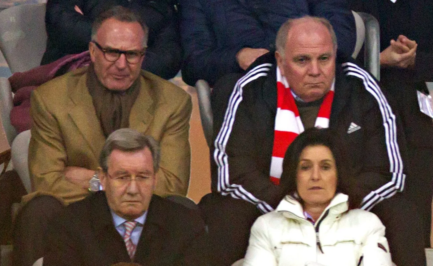 Uli Hoeness (w czerwono-białym szaliku)