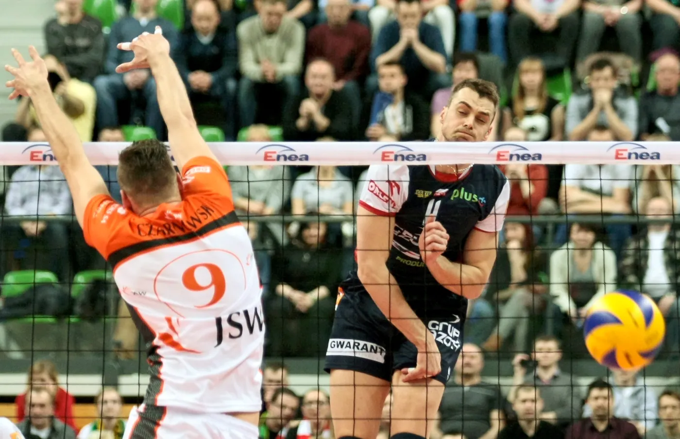 Siatkarz Jastrzębskiego Węgla Patryk Czarnowski (L) blokuje po ataku Dicka Kooy (P) z ZAKSA Kędzierzyn-Koźle podczas meczu finałowego Pucharu Polski