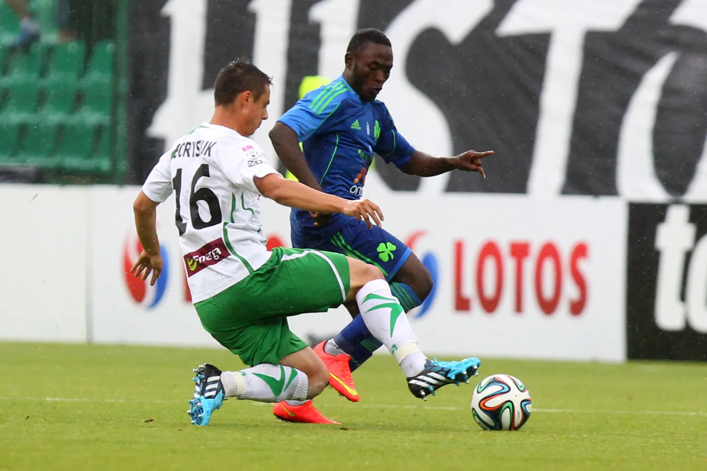 Biegnący z piłką Abdul Ajagun (z tyłu) z Panathinaikosu Ateny atakowany przez Ariela Borysiuka (L) z miejscowej Lechii w sparingowym meczu obu zespołów