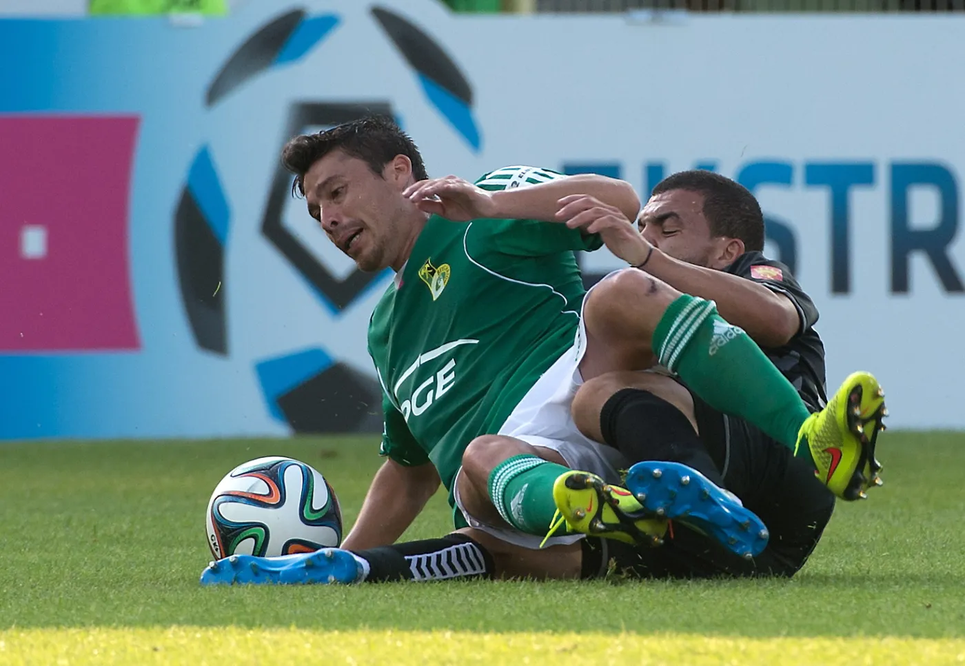 Zawodnik GKS Bełchatów Alexis Norambuena (L) walczy o piłkę z Nabilem Aankourem (P) z Korony Kielce