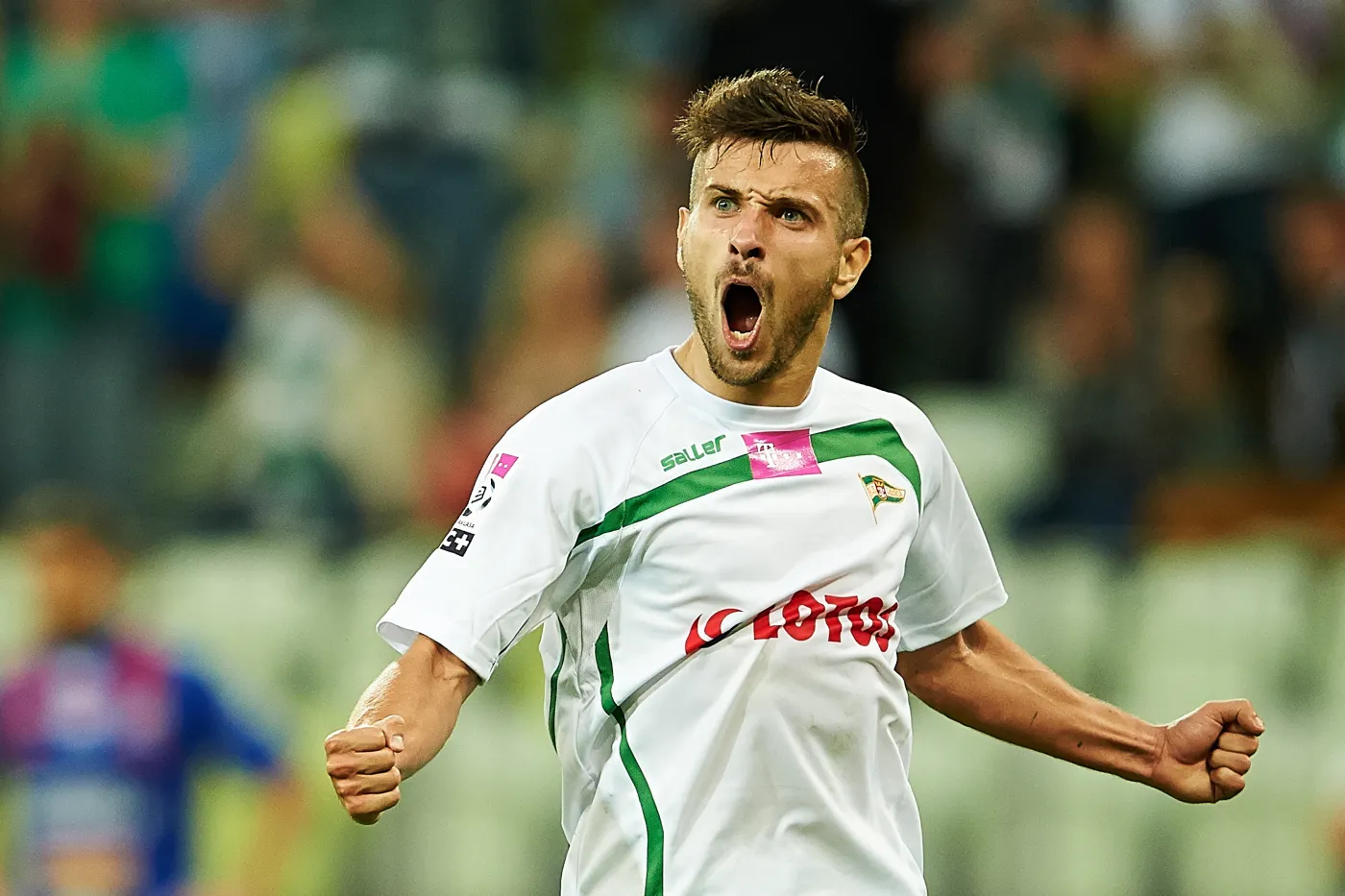 Piłkarz Lechii Gdańsk Maciej Makuszewski cieszy się ze strzelonej bramki podczas meczu polskiej Ekstraklasy z Podbeskidziem Bielsko-Biała