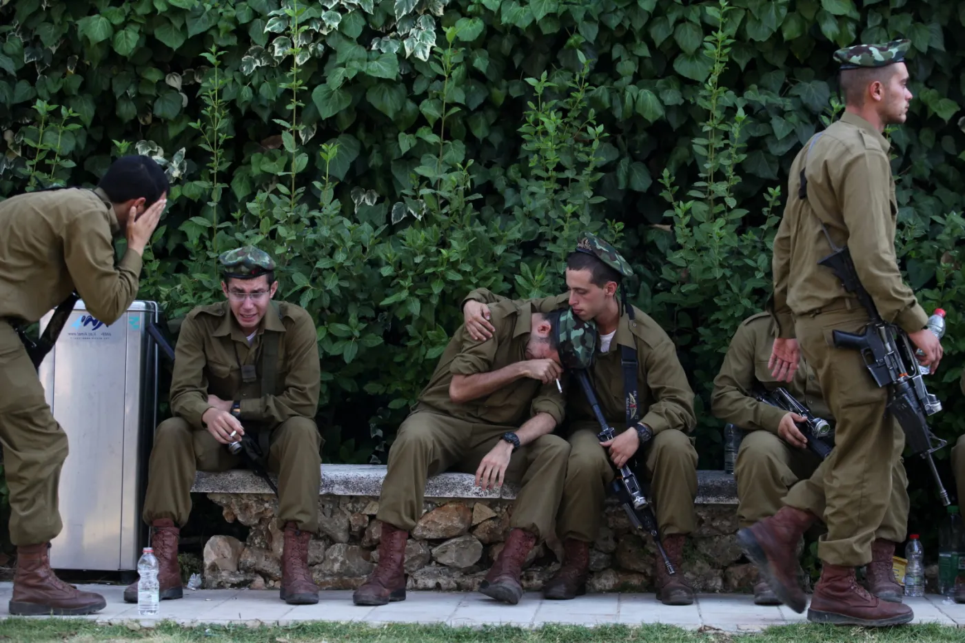 6622439-izraelscy-zolnierze-oplakuja.jpg
