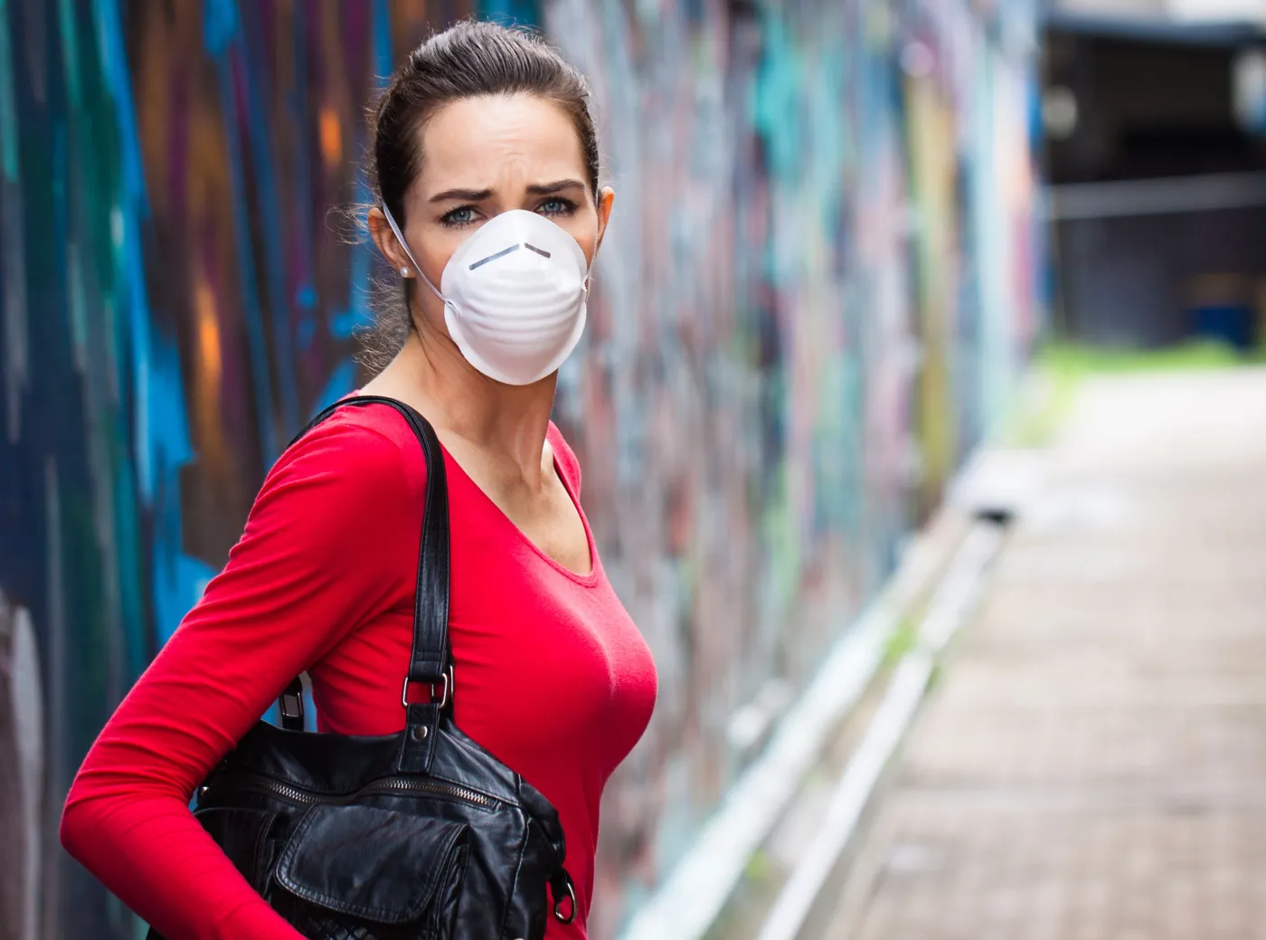 Kobieta z maseczką na twarzy