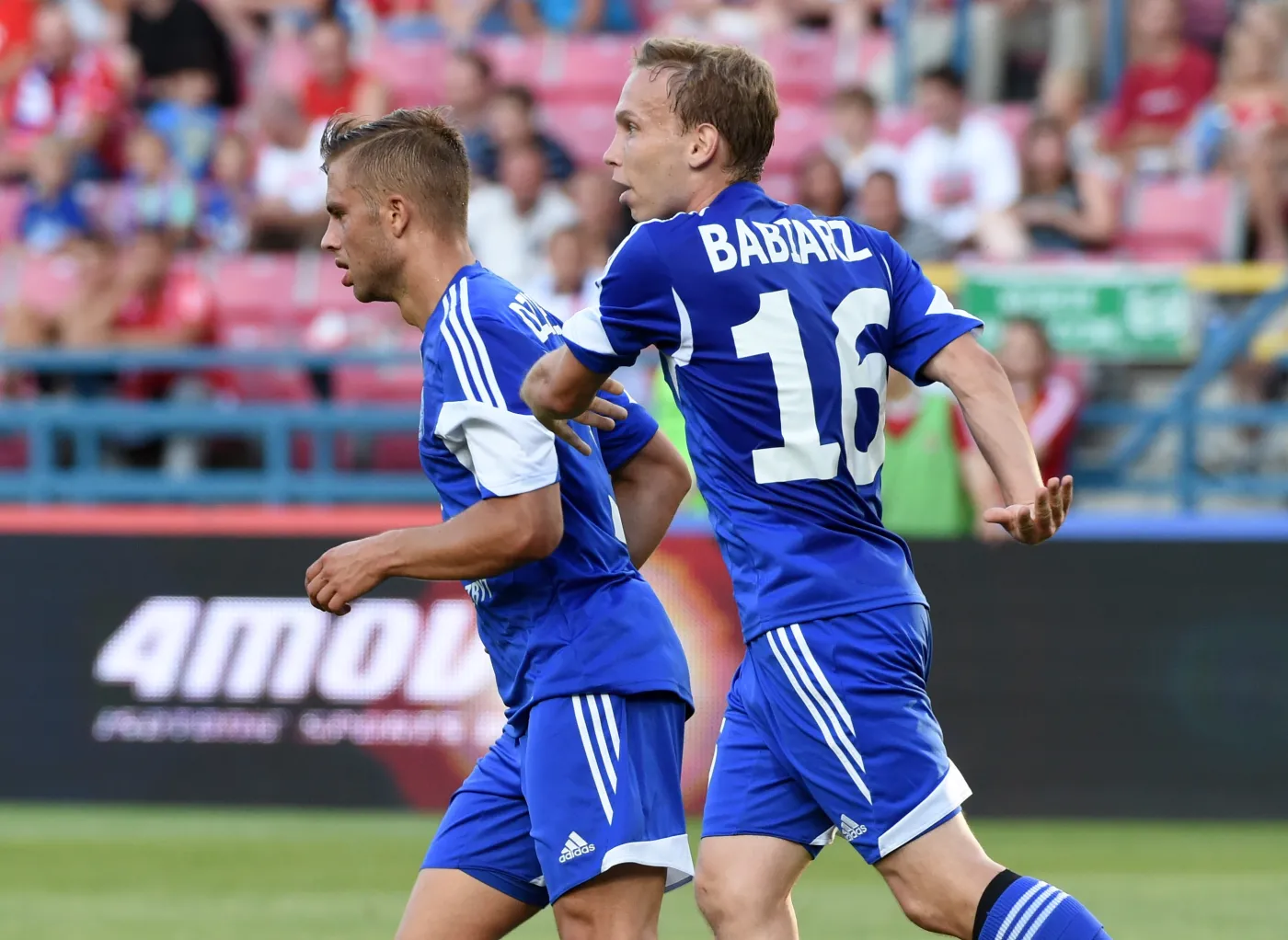 Piłkarz Ruchu Chorzów Daniel Dziwnel (L) cieszy się z Bartłomiejem Babiarzem (P) ze zdobycia gola podczas meczu polskiej Ekstraklasy z Wisłą Krakó