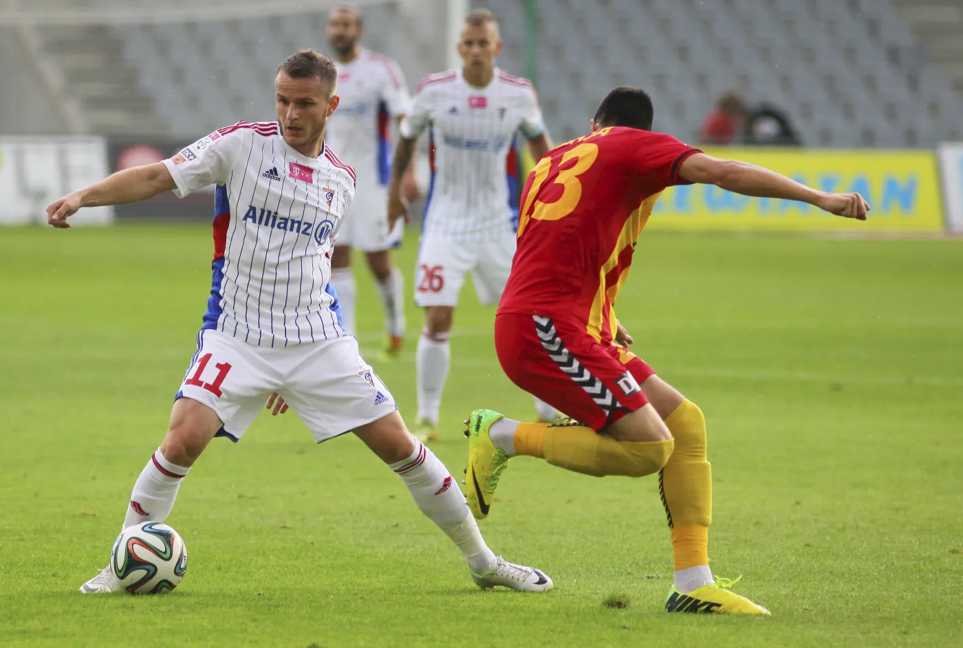 W akcji z piłką Roman Gergel (L) z Górnika Zabrze przed Vanją Markovicem (P) z miejscowej Korony w meczu T-Mobile Ekstraklasy