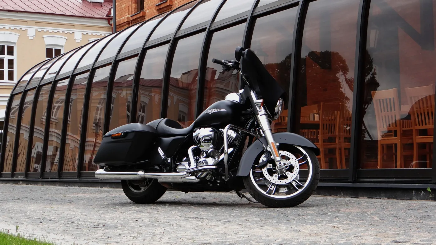 6700112-harley-davidson-street-glide.jpg