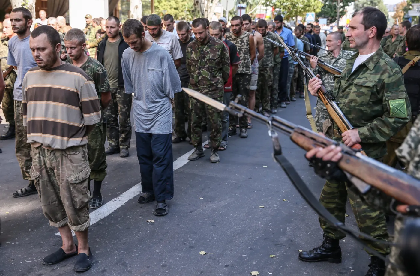 Separatyści zorganizowali w Doniecku pochód jeńców ukraińskich. ZDJĘCIA