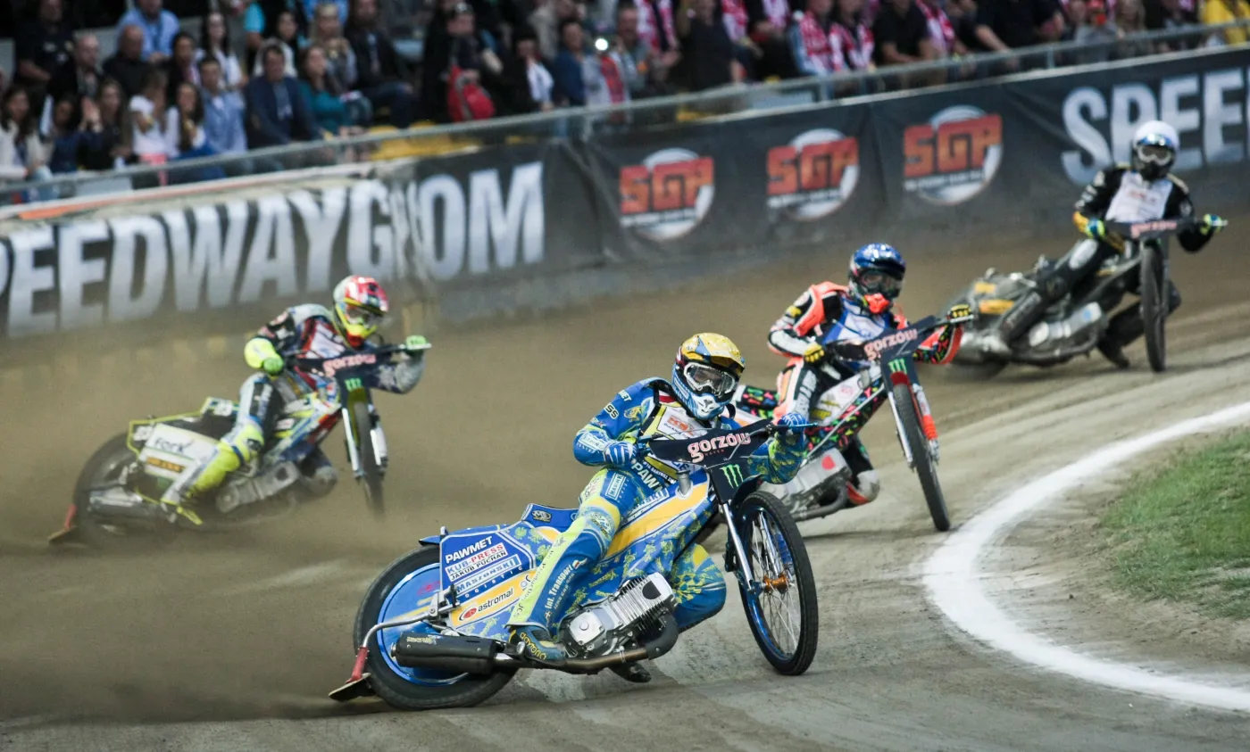 W jednym z biegów jadą: Chris Holder (kask czerwony), Niels-Kristian Iversen (niebieski), Bartosz Zmarzlik (żółty) i Andreas Jonsson (biały)podczas Grand Prix Polski na żużlu w Gorzowie Wielkopolskim