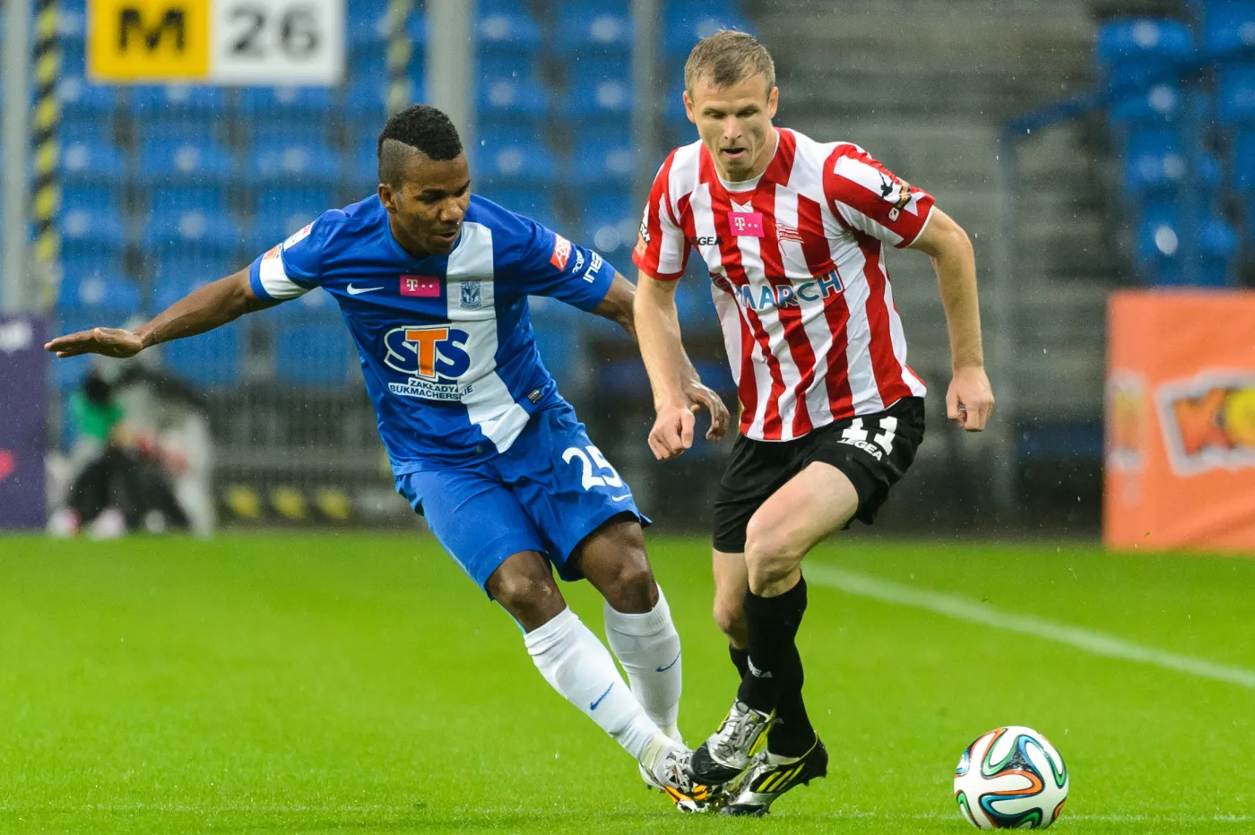 Dawid Nowak (P) z Cracovii oraz Luis Henriquez (L) z Lecha przy piłce podczas meczu siódmej kolejki piłkarskiej T-Mobile Ekstraklasy, KKS Lech Poznań - Cracovia Kraków