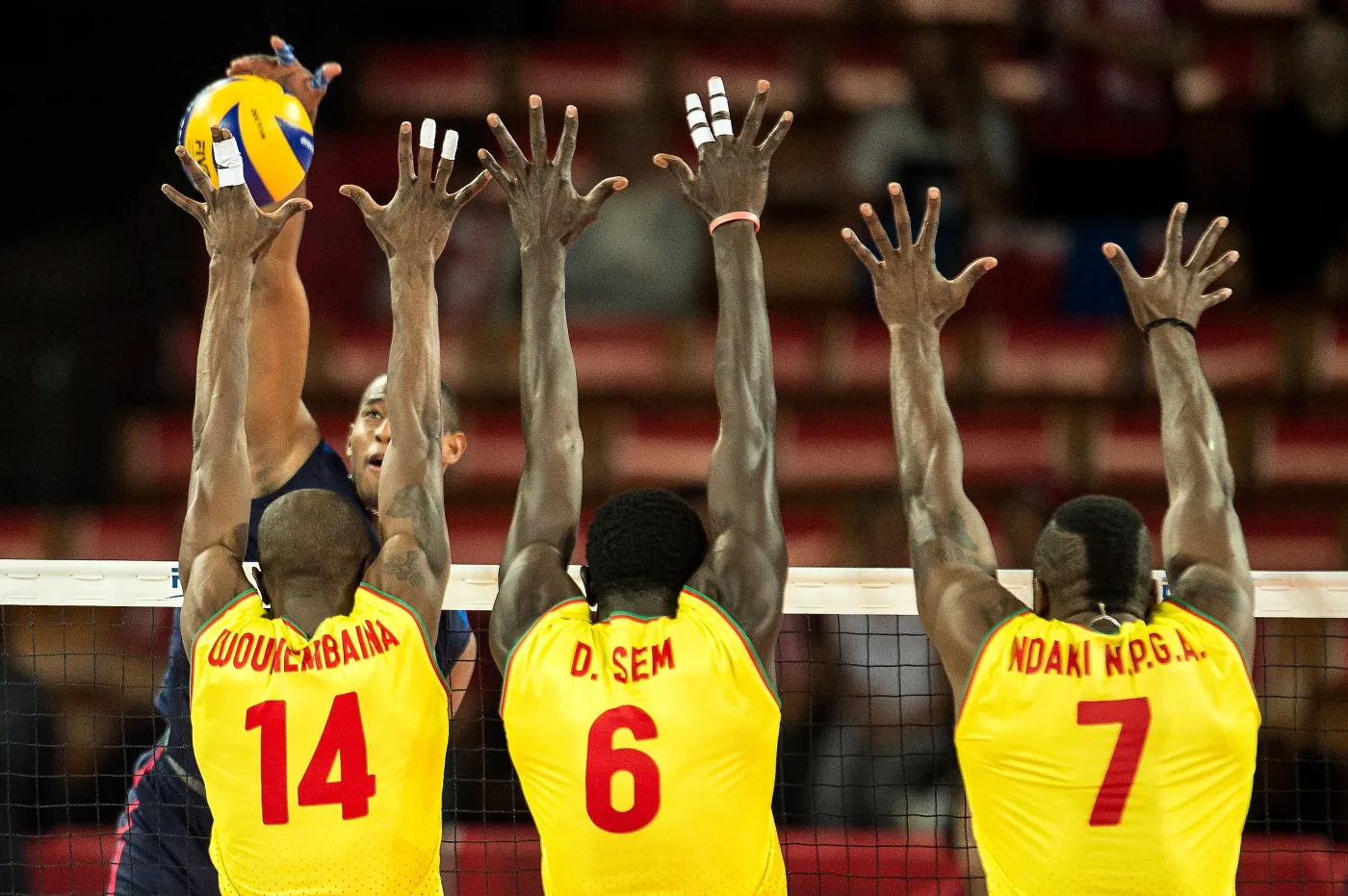 Wenezuelczyk Kervin Pinerua (w głębi) oraz Nathan Wounembaina (L), Sem Dolegombai (C) i Jean Patrice Ndaki (P) z Kamerunu podczas meczu grupy A mistrzostw świata siatkarzy we Wrocławiu
