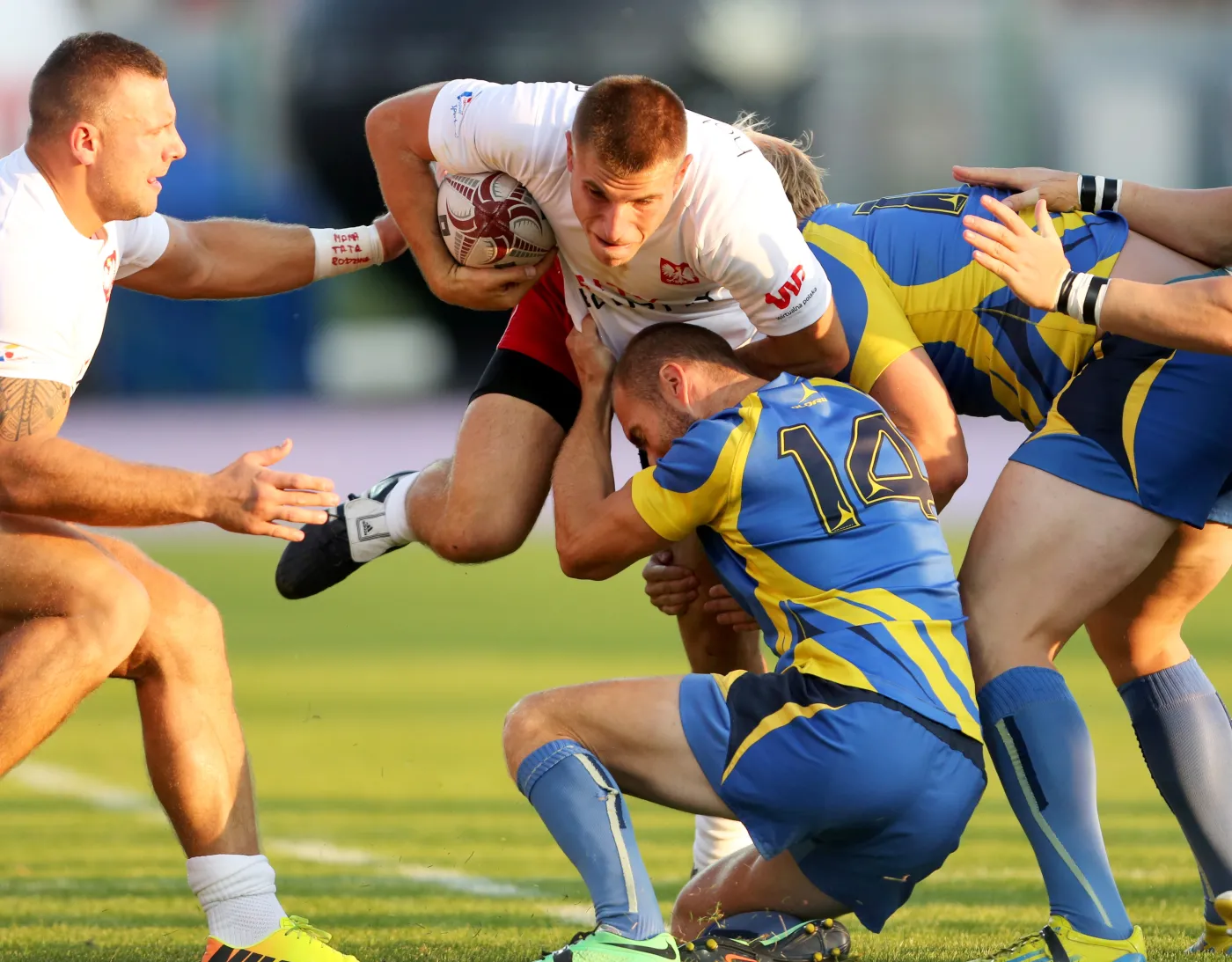 W starciu będący przy piłce gracz reprezentacji Tomasz Gasik (2,L) i Szwed Daniel Nissila (3,L) w meczu Pucharu Narodów Europy w rugby w Warszawie