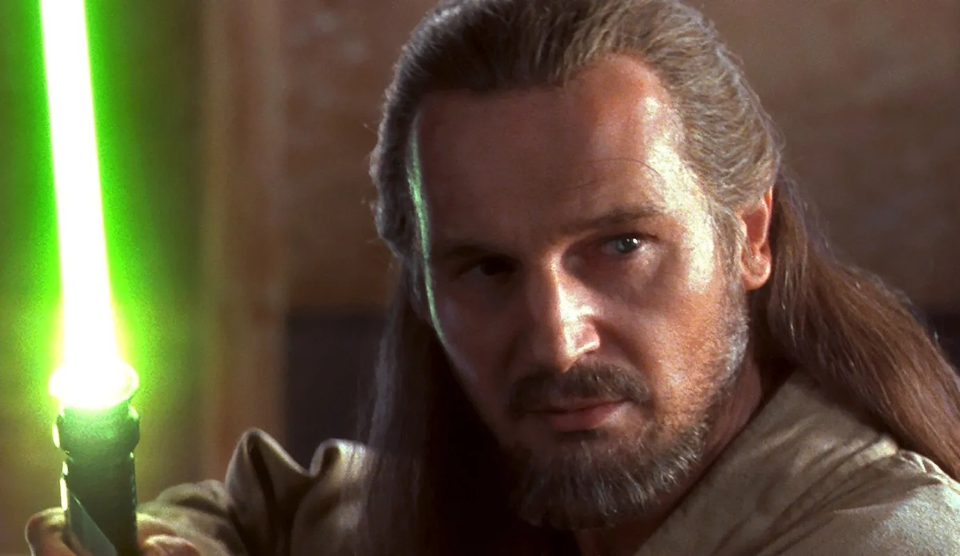 Liam Neeson jako Qui-Gon Jinn