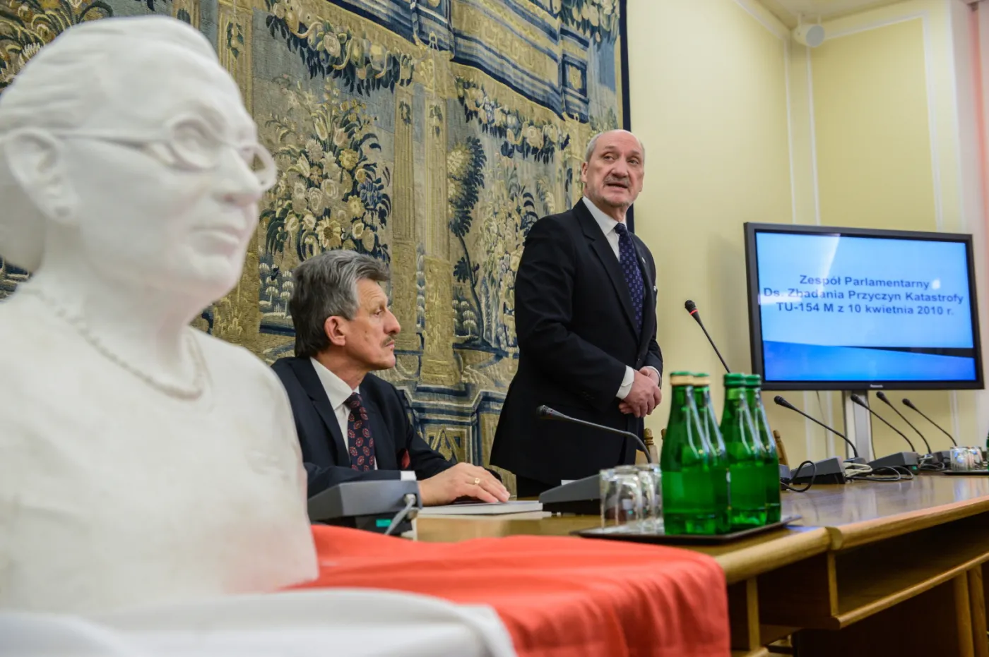  Wiceprezes PiS, przewodniczący Zespołu Parlamentarnego ds. zbadania przyczyn katastrofy TU-154 M, poseł Antoni Macierewicz i wiceprzewodniczący zespołu, poseł PiS Stanisław Piotrowicz podczas posiedzenia zespołu