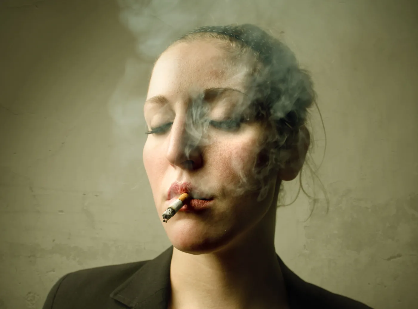 palenie kobieta papieros dym