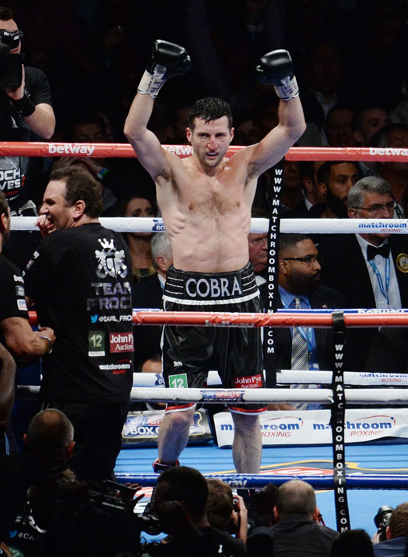 6367720-carl-froch-obronil-pasy-wba-i.jpg