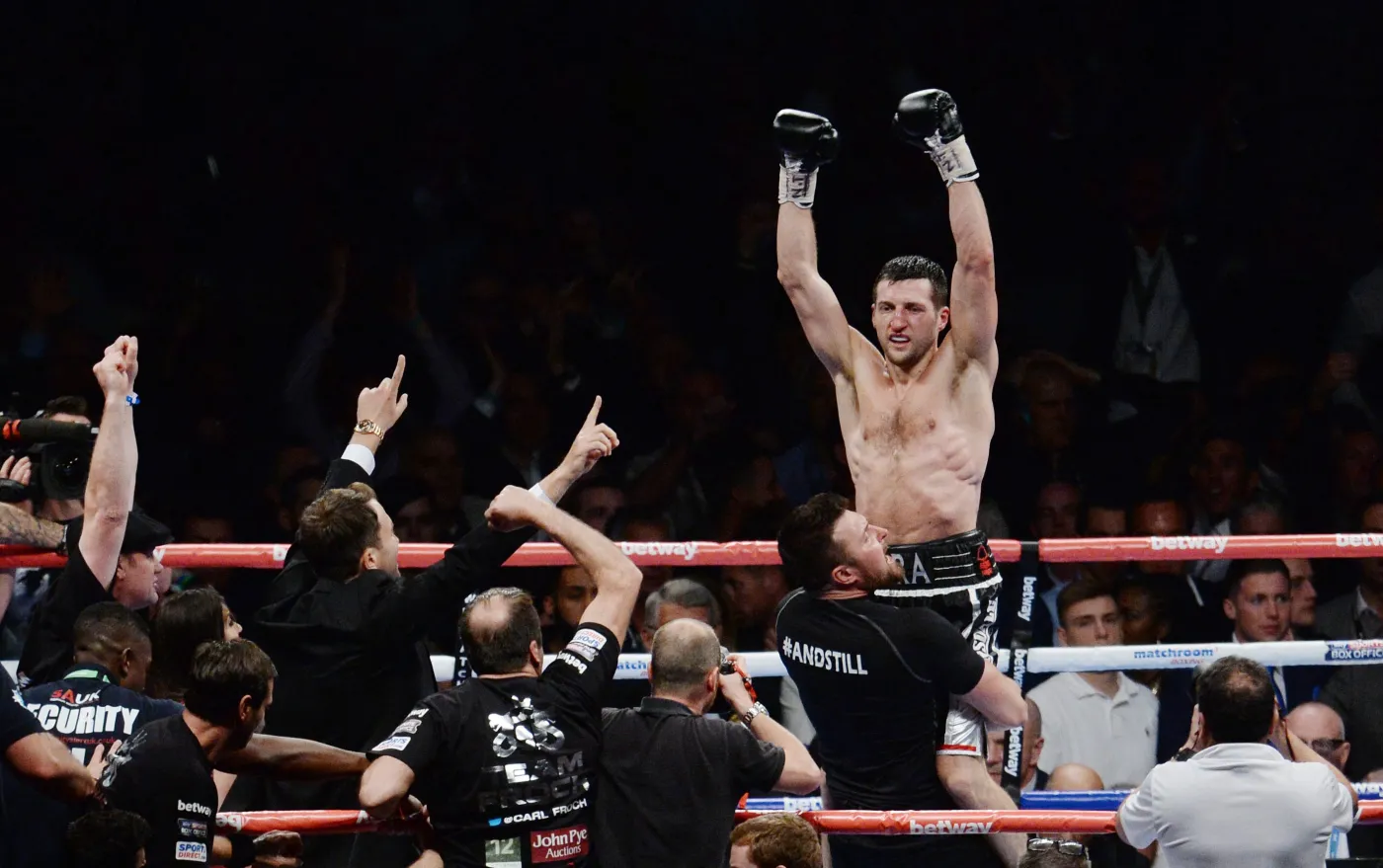 6367749-carl-froch-obronil-pasy-wba-i.jpg