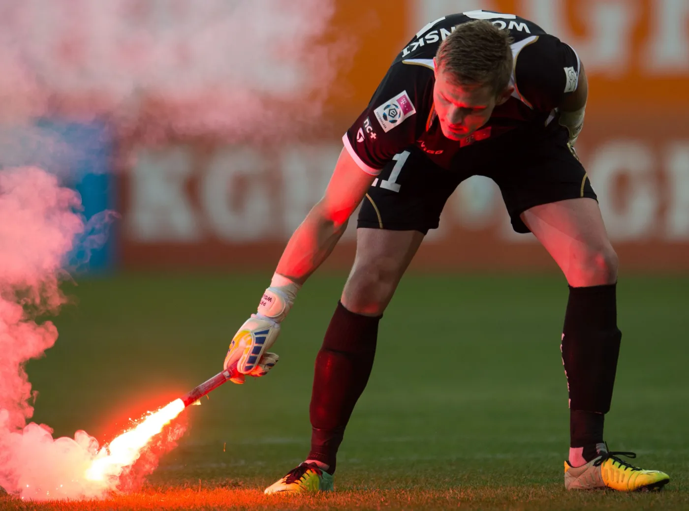 Kibole Zagłębia trafili racą bramkarza Widzewa. Mecz przerwany. ZDJĘCIA