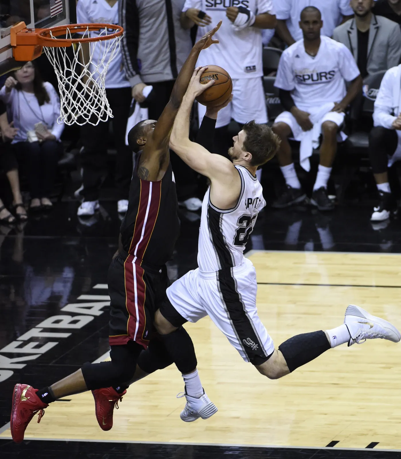 Tiago Splitter i Chris Bosh