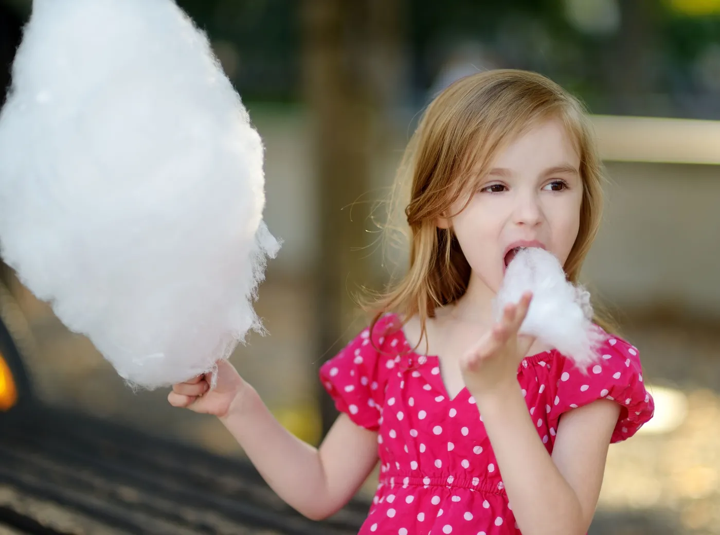 Dziewczynka je watę cukrową