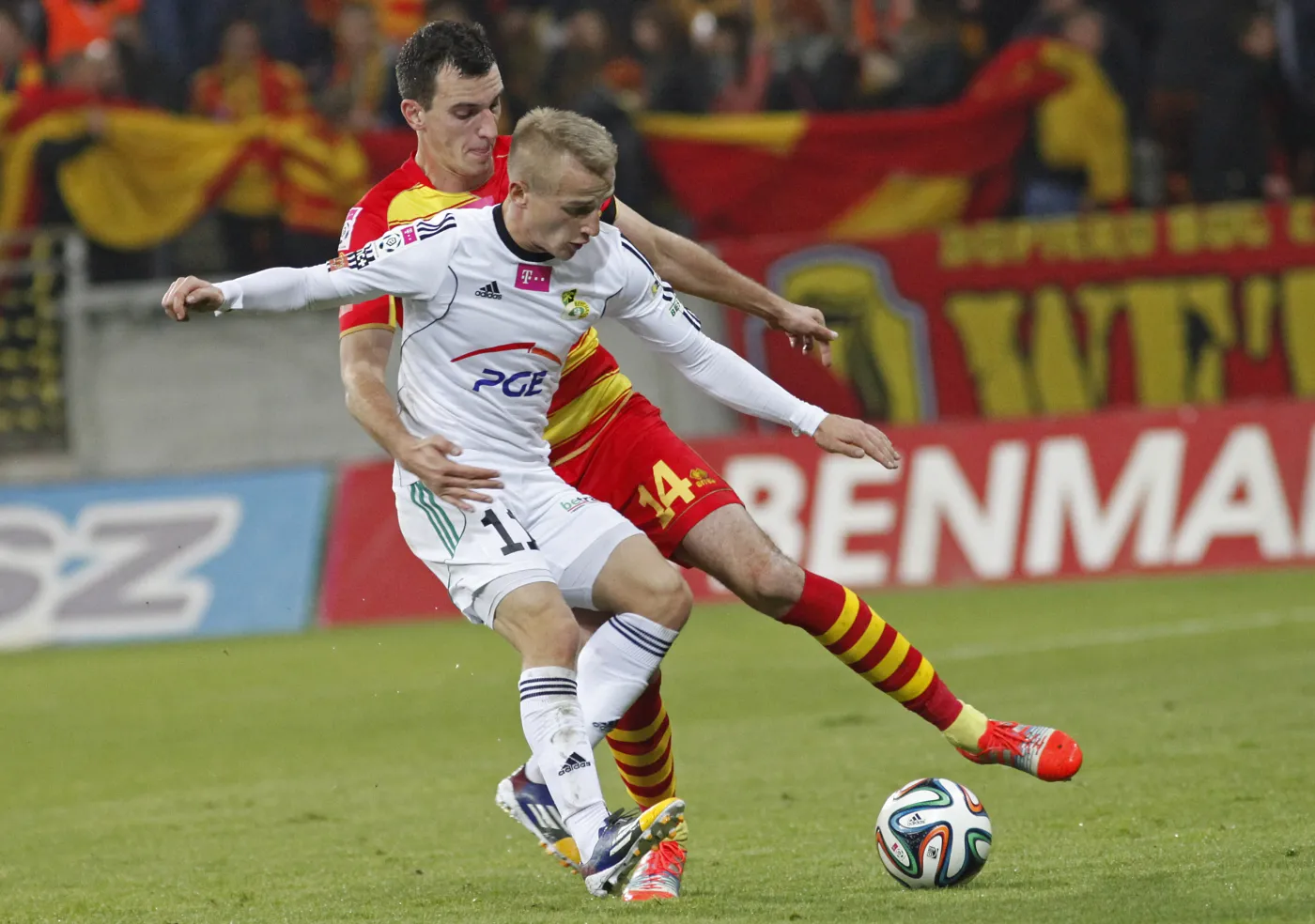 Piłkarz Jagiellonii Białystok Marek Wasiluk (L) i Łukasz Wroński (P) z GKS Bełchatów przy piłce podczas meczu piłkarskiej T-Mobile Ekstraklasy