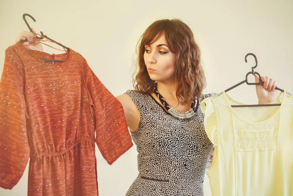 Kobieta wybierająca sukienkę