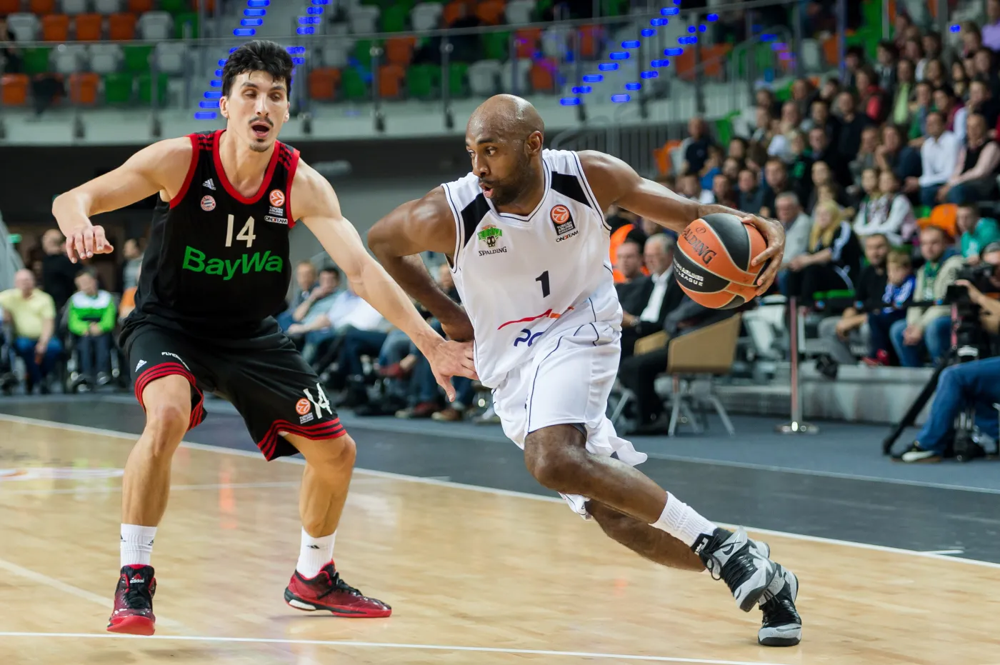 Koszykarz PGE Turów Zgorzelec Mardy Collins (P) mija z piłką Nihada Djedovic'a (L) z Bayernu Monachium podczas meczu grupy C Euroligi