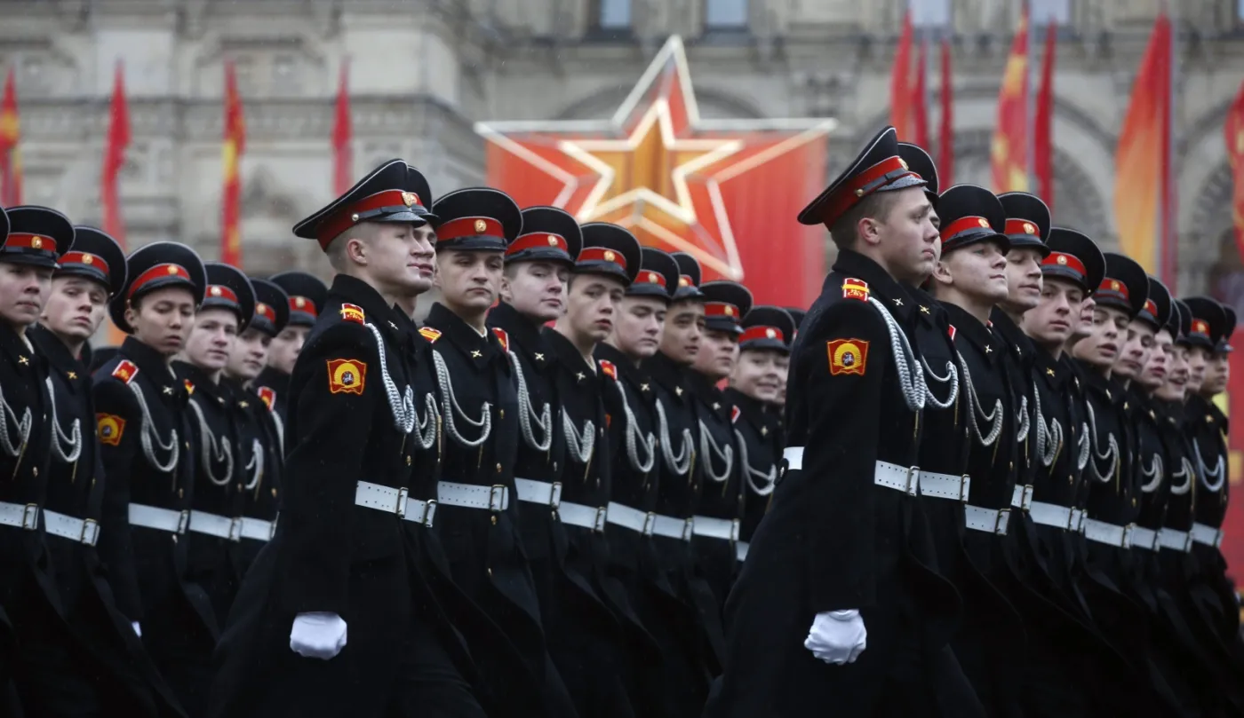 7036807-historyczna-parada-w-moskwie.jpg