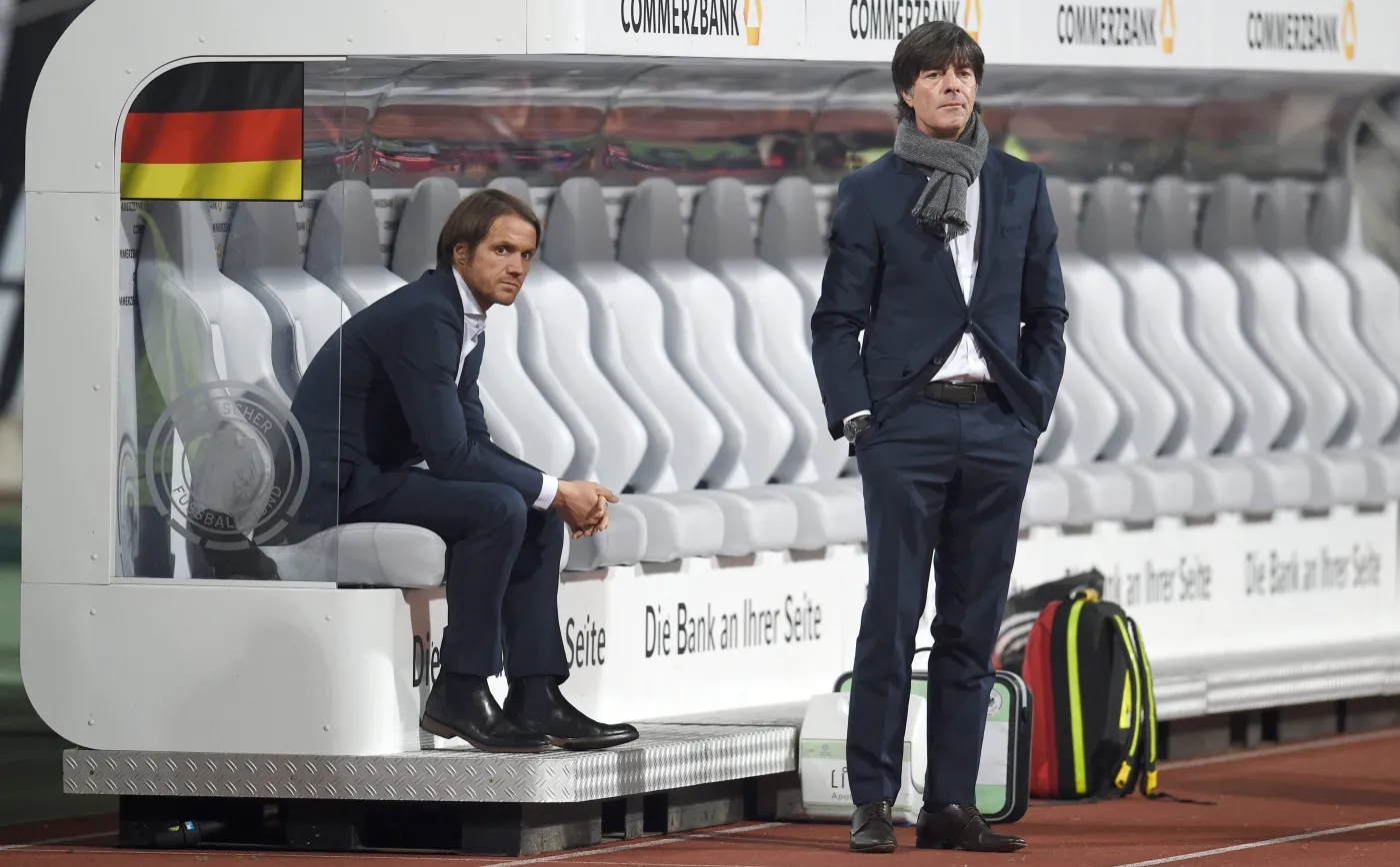 Joachim Loew (z prawej) i jego asystent Thomas Schneider
