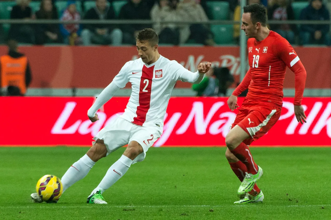 Do strzału składa się gracz reprezentacji Polski Thiago Cionek (L) przed Szwajcarem Josipem Drmicem (P) w towarzyskim meczu piłkarskim we Wrocławiu