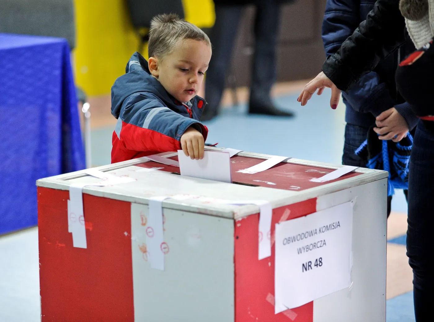 Mieszkańcy Radomia głosują w lokalu wyborczym w Publicznej Szkole Podstawowej nr 4 w Radomiu