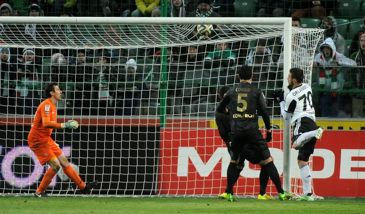 Piłkaz Legii Warszawa Orlando Sa (P) pokonuje bramkarza Cracovii Krzysztofa Pilarza (L) podczas meczu polskiej Ekstraklasy