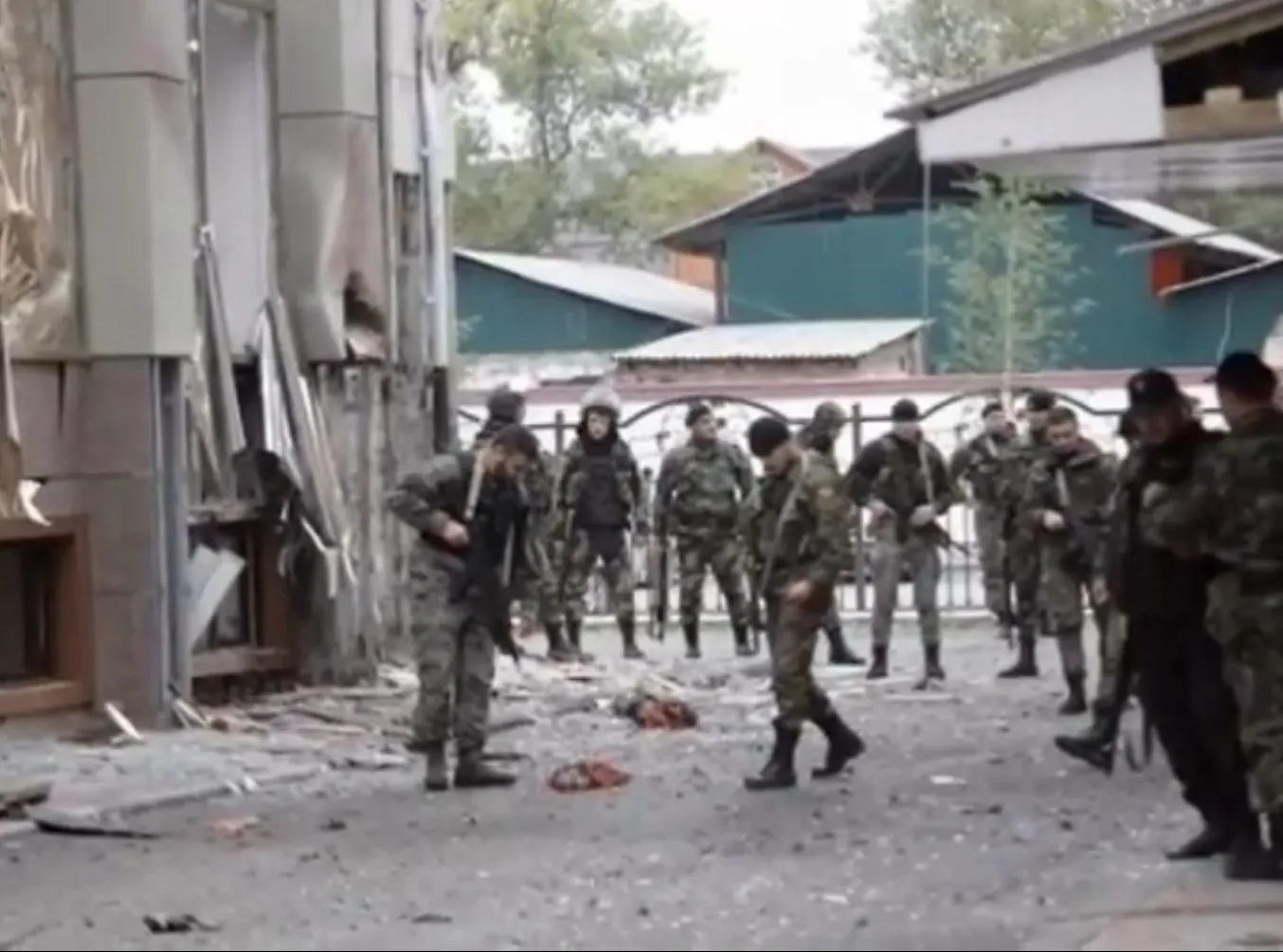 Atak terrorystów w stolicy Czeczenii. Zamachowcy ukryli się w szkole. DRASTYCZNE ZDJĘCIA