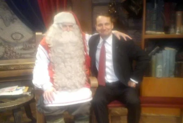 Zdjęcie marszałka Radosława Sikorskiego ze św. Mikołajem
