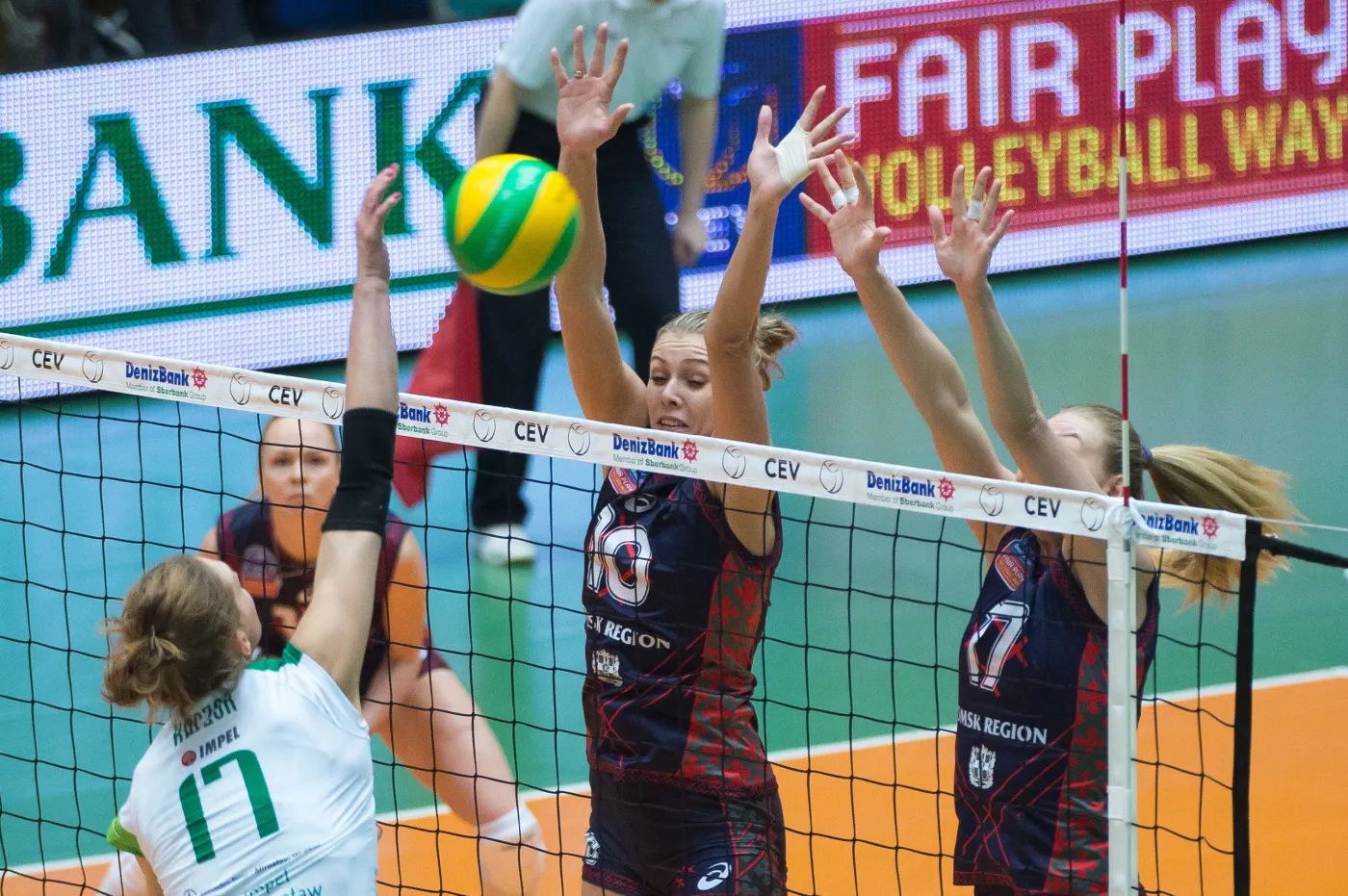 Piłkę zbija atakująca Joanna Kaczor (L) z miejsowego Impelu, blokują po drugiej stronie siatki Anastasia Shlyakhovaya (C) i Margarita Kurilo (P) z Omiczka Omsk Region w meczu Ligi Mistrzyń siatkarek