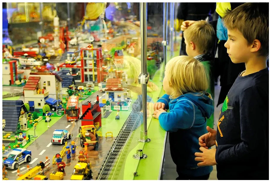 7176797-jedna-z-makiet-z-klockow-lego.jpg