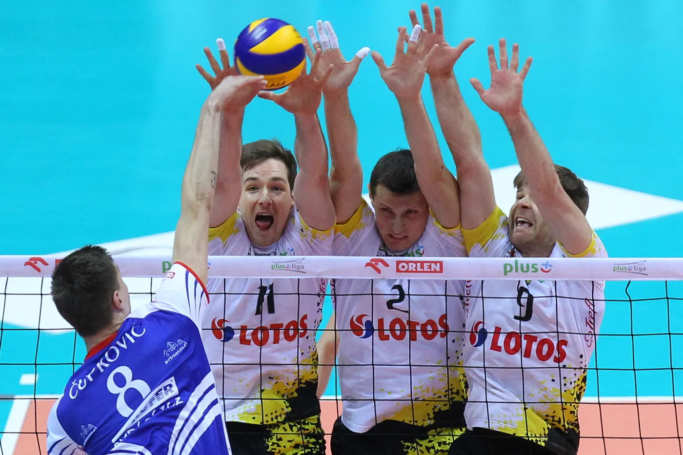 Siatkarze Lotosu Trefl Gdańsk (od prawej): Sebastian Schwartz, Piotr Gacek i Murphy Troy, blokują po ataku Konstantina Cupkovicia (L) z Transferu Bydgoszcz 