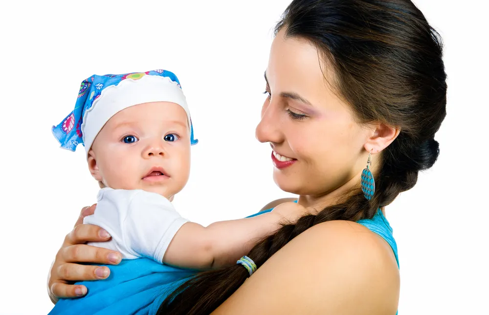 Co daje dziecku i rodzicom noszenie malucha w chuście i jak ją wybrać?