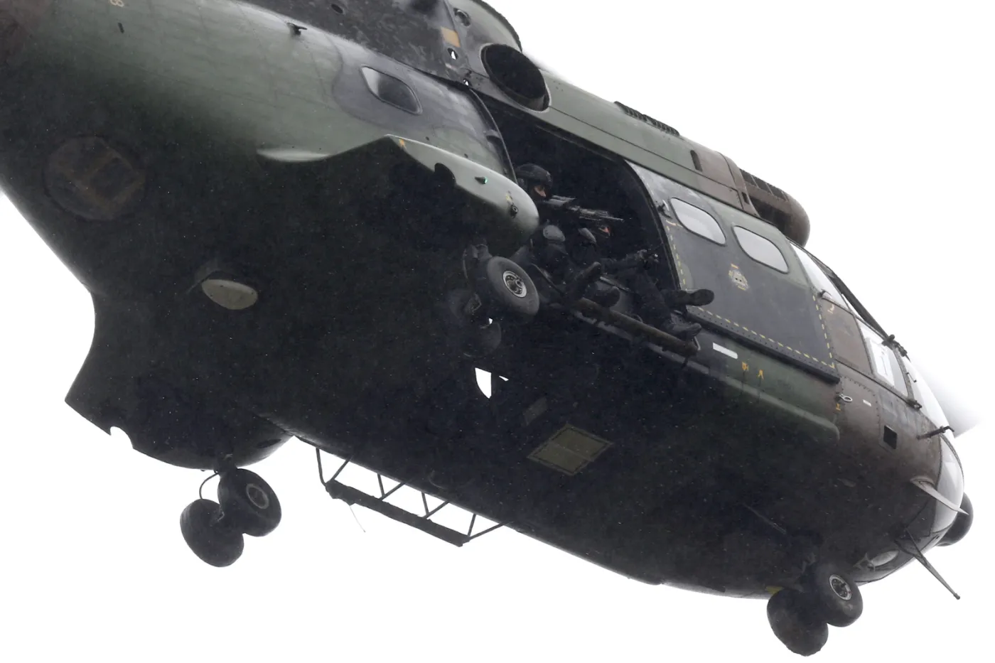 Terroryści osaczeni. Mają zakładnika. Wojsko i policja gotowe do szturmu. ZDJĘCIA