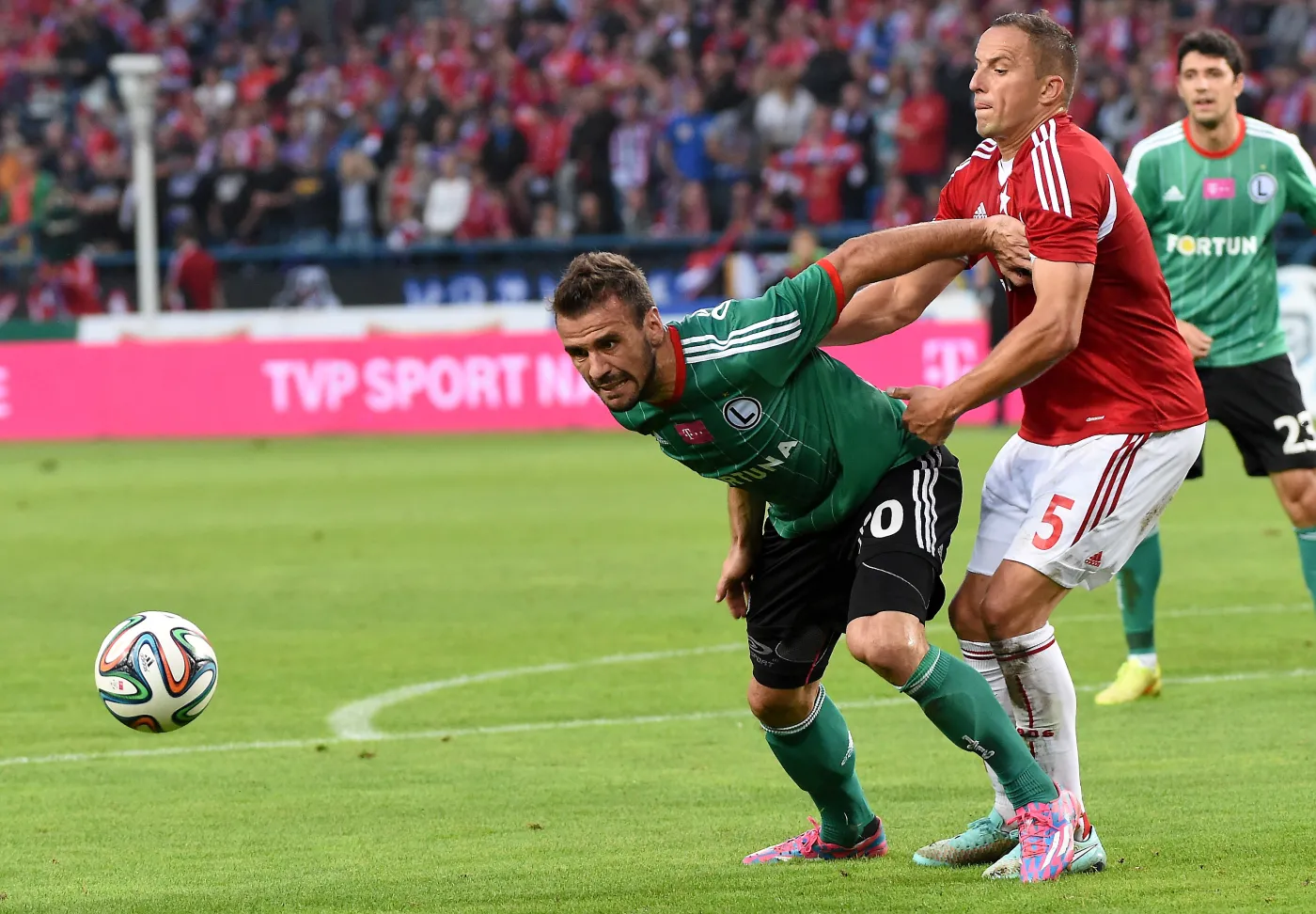 Zawodnik Wisły Kraków Dariusz Dudka (P) walczy o piłkę z Orlando Sa (L) z Legii Warszawa podczas meczu polskiej Ekstraklasy