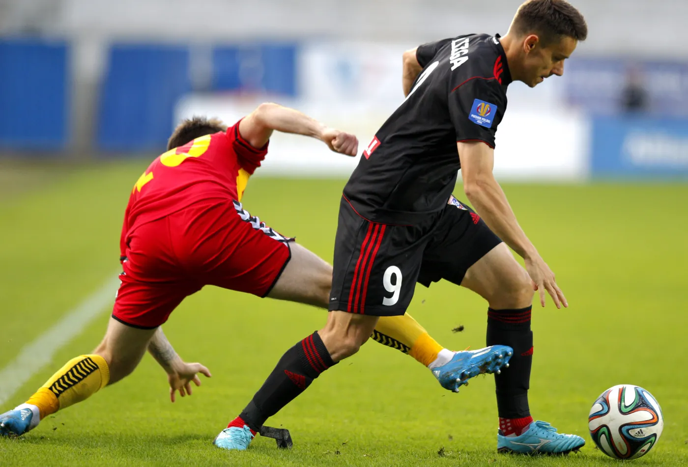 Zawodnik Górnika Zabrze Dawid Plizga (P) walczy o piłkę z Michałem Janotą (L) z Korony Kielce podczas meczu 1/16 finału piłkarskiego Pucharu Polski