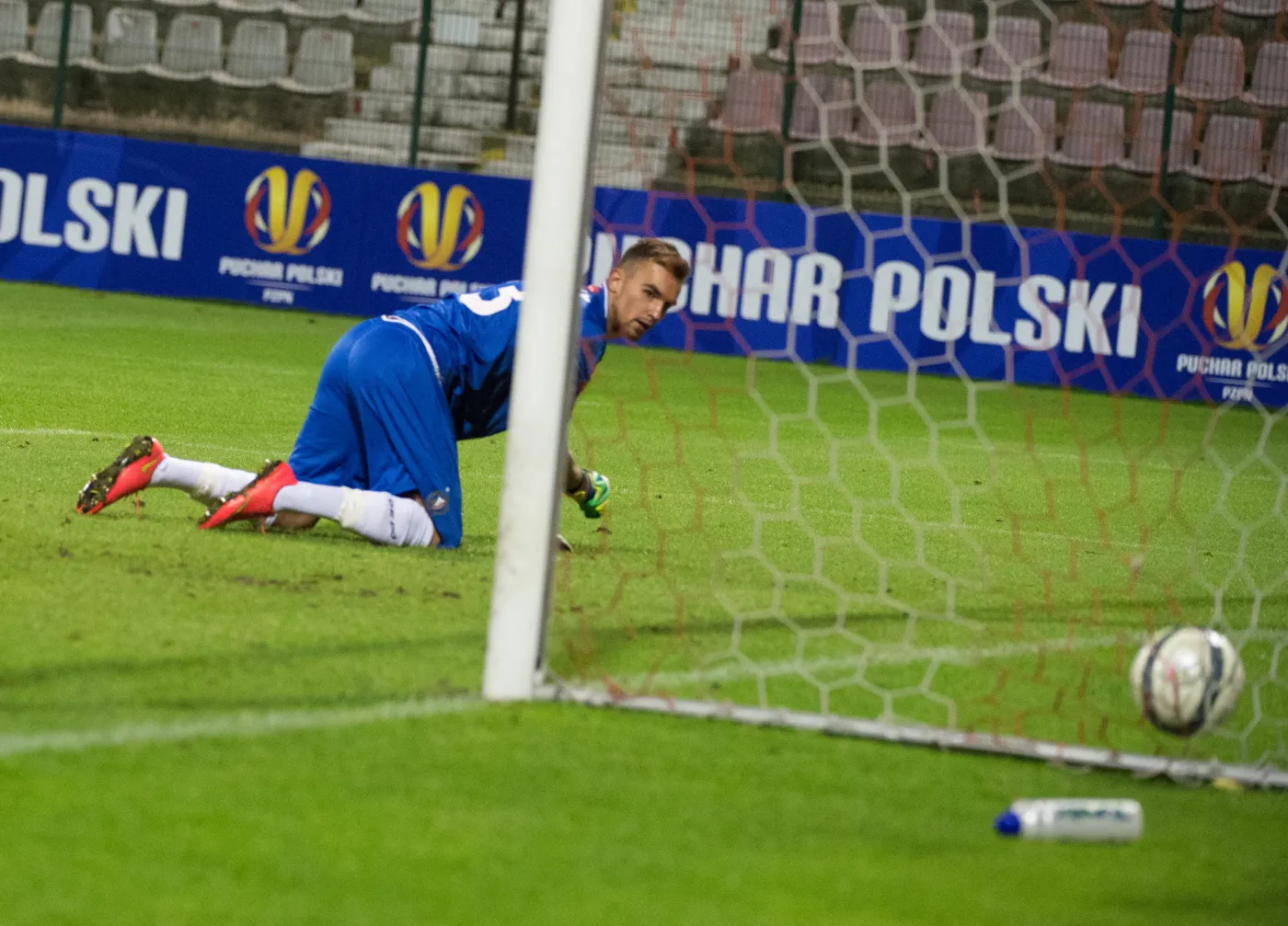 Bramkarz Widzewa Łodź Maciej Krakowiak wpuszcza piłkę do bramki po strzale Mateusza Machaja ze Śląska Wrocław podczas meczu 1/16 finału piłkarskiego Pucharu Polski