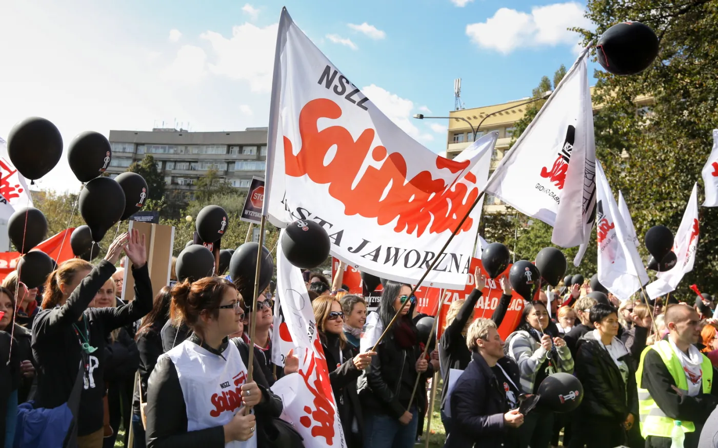 Pikieta pracowników sądów i prokuratur przed ministerstwem sprawiedliwości