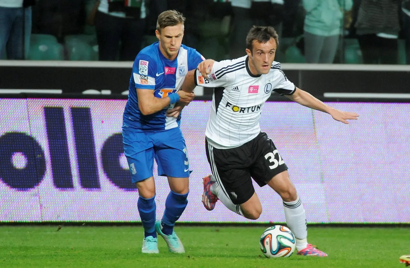 W pojedynku o piłkę Miroslav Radović (P) ze stołecznej Legii i Barry Douglas (L) z Lecha Poznań w meczu T-Mobile Ekstraklasy