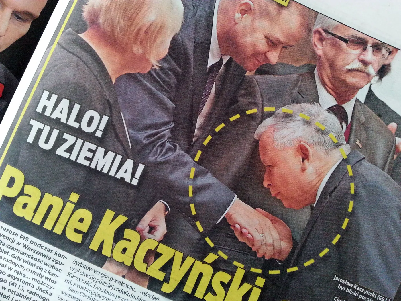 Jarosław Kaczyński próbował pocałować w dłoń mężczyznę - pisze "Super Express" i publikuje zdjęcie