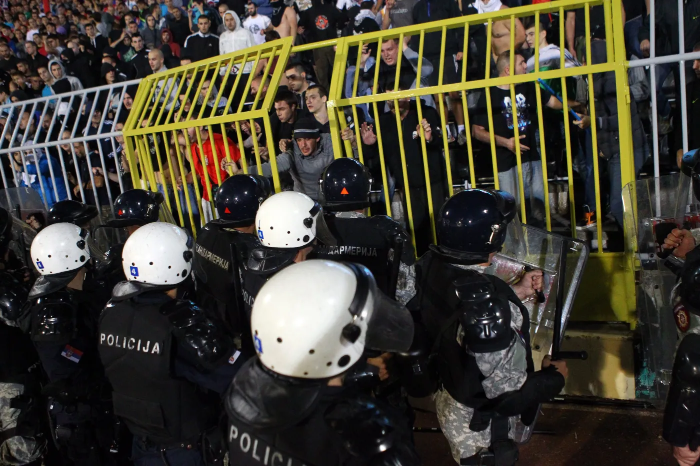 6943637-skandal-na-meczu-w-belgradzie.jpg